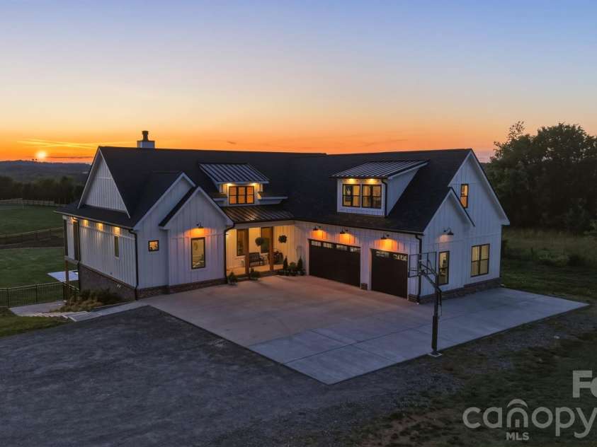 2322 Moss Farm Road, Hickory, NC 28602.  MLS# CAR4381618, YatesRealty ID 29337. 