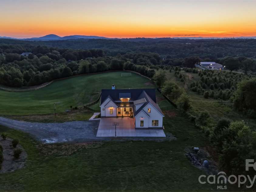 2322 Moss Farm Road, Hickory, NC 28602.  MLS# CAR4381618, YatesRealty ID 29337. 