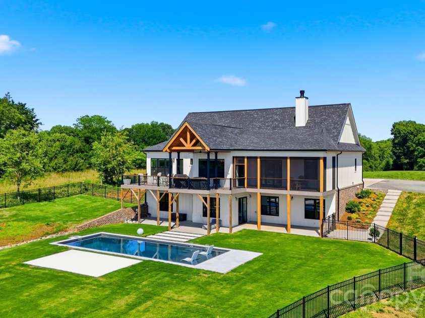 2322 Moss Farm Road, Hickory, NC 28602.  MLS# CAR4381618, YatesRealty ID 29337. 