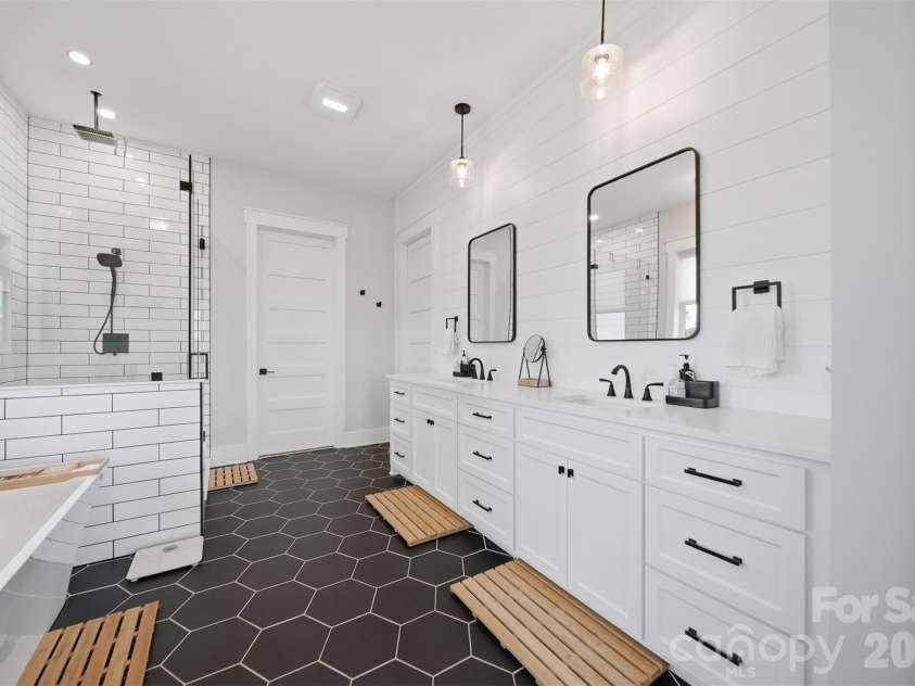 2322 Moss Farm Road, Hickory, NC 28602.  MLS# CAR4381618, YatesRealty ID 29337. 