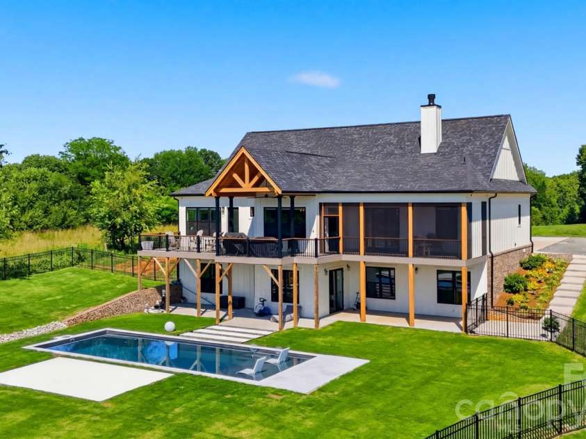 2322 Moss Farm Road, Hickory, NC 28602.  MLS# CAR4381618, YatesRealty ID 29337. 