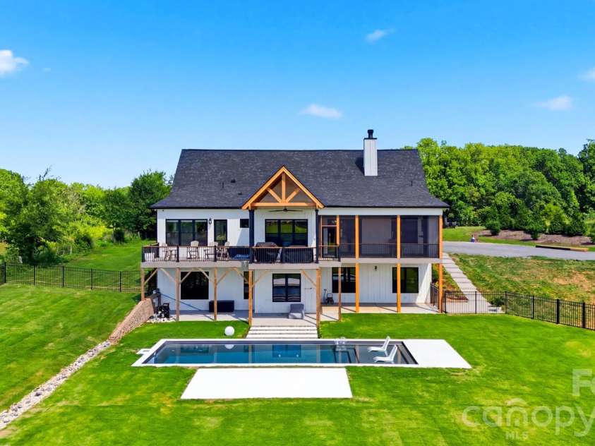 2322 Moss Farm Road, Hickory, NC 28602.  MLS# CAR4381618, YatesRealty ID 29337. 