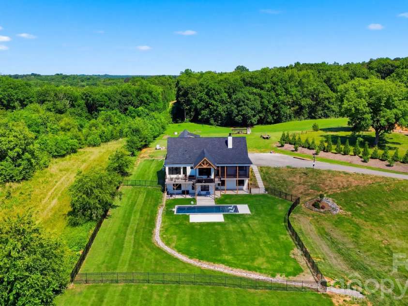 2322 Moss Farm Road, Hickory, NC 28602.  MLS# CAR4381618, YatesRealty ID 29337. 