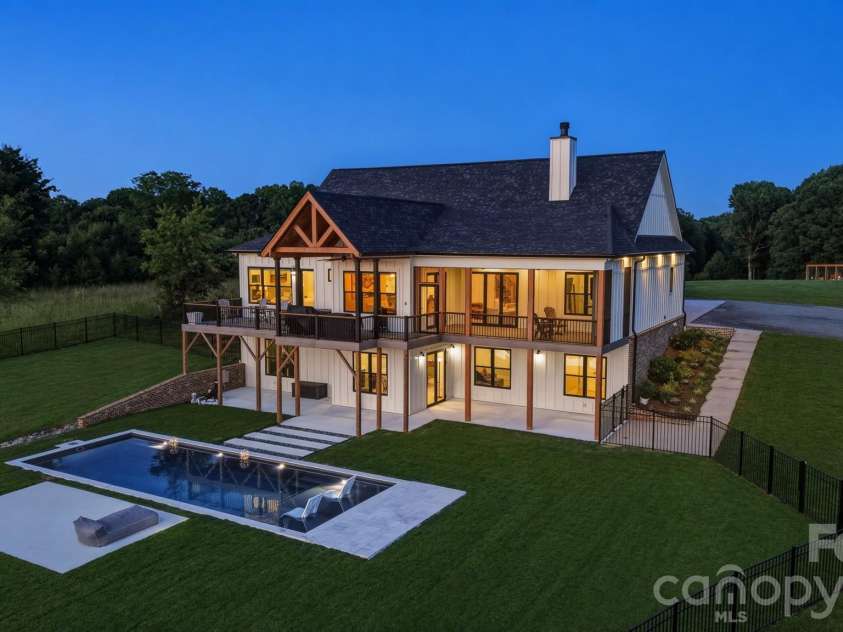 2322 Moss Farm Road, Hickory, NC 28602.  MLS# CAR4381618, YatesRealty ID 29337. 
