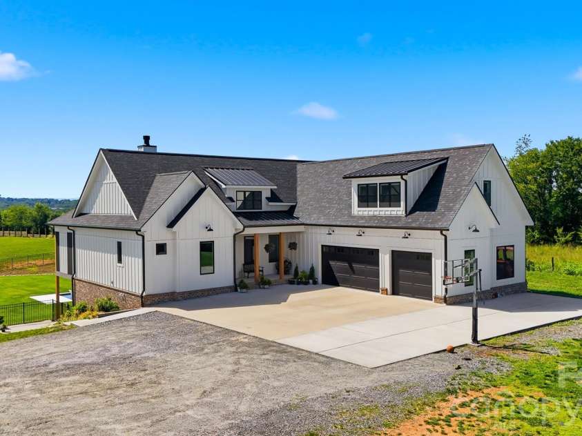2322 Moss Farm Road, Hickory, NC 28602.  MLS# CAR4381618, YatesRealty ID 29337. 
