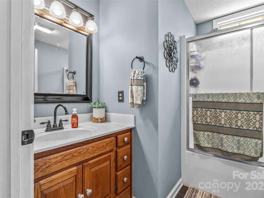 142 Windsor Drive, Taylorsville, NC 28681.  MLS# CAR4283783, YatesRealty ID 29339. Hall Bath