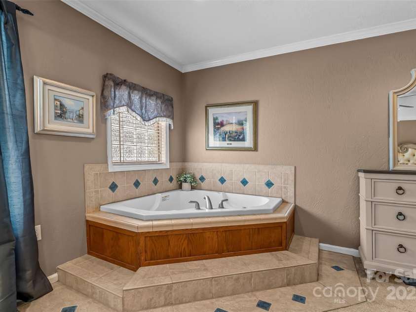 142 Windsor Drive, Taylorsville, NC 28681.  MLS# CAR4283783, YatesRealty ID 29339. Primary Bedroom with Jetted Tub