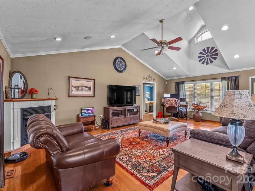 142 Windsor Drive, Taylorsville, NC 28681.  MLS# CAR4283783, YatesRealty ID 29339. Vaulted Great Room