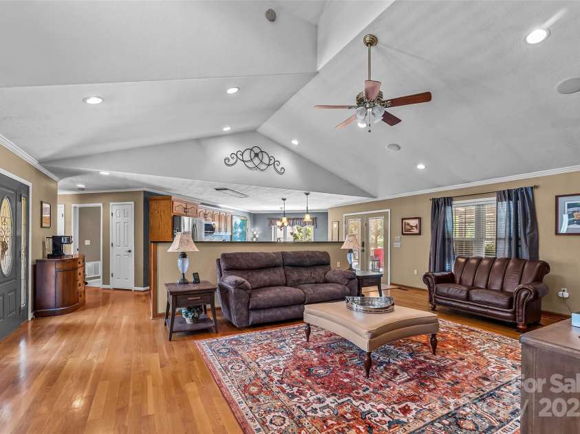 142 Windsor Drive, Taylorsville, NC 28681.  MLS# CAR4283783, YatesRealty ID 29339. Vaulted Great Room