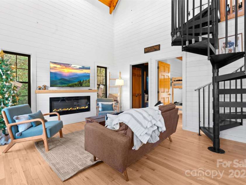68 Bear Den Mountain View Drive, Spruce Pine, NC 28777.  MLS# CAR4326618, YatesRealty ID 2934. 