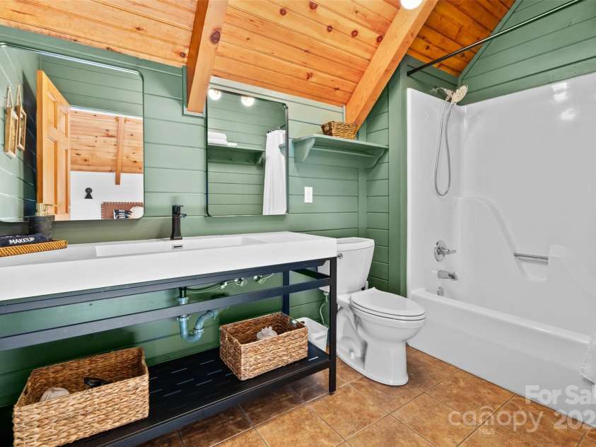 68 Bear Den Mountain View Drive, Spruce Pine, NC 28777.  MLS# CAR4326618, YatesRealty ID 2934. 
