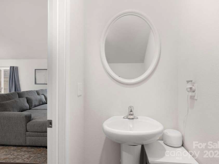 9025 Creedmore Hills Drive, Charlotte, NC 28214.  MLS# CAR4289266, YatesRealty ID 2934. Half Bath off Foyer