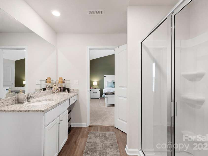 9025 Creedmore Hills Drive, Charlotte, NC 28214.  MLS# CAR4289266, YatesRealty ID 2934. Primary Bath with walk-in Closet