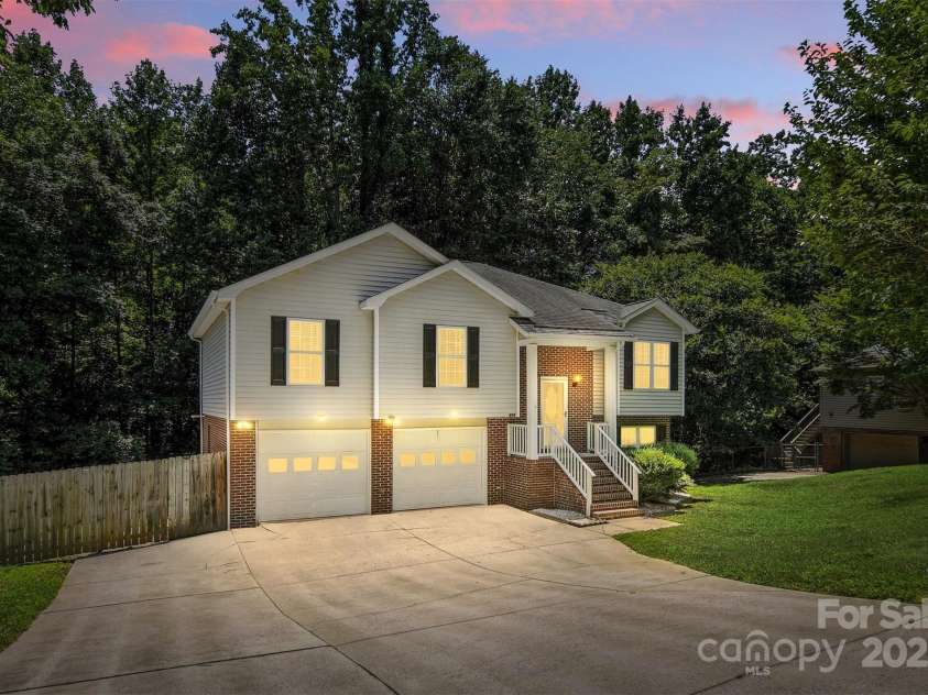 824 17th Avenue Drive, Hickory, NC 28602.  MLS# CAR4279103, YatesRealty ID 29340. 