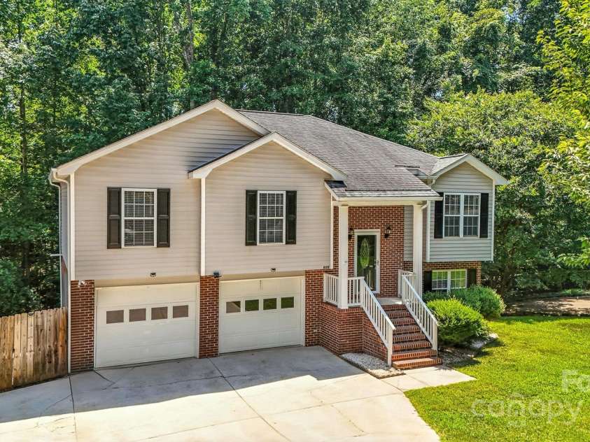 824 17th Avenue Drive, Hickory, NC 28602.  MLS# CAR4279103, YatesRealty ID 29340. 