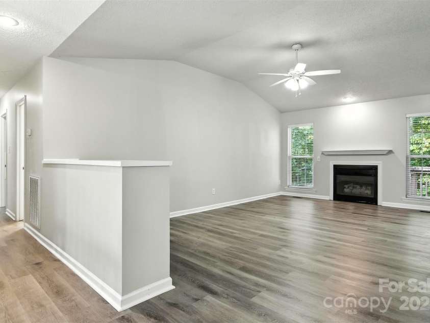 824 17th Avenue Drive, Hickory, NC 28602.  MLS# CAR4279103, YatesRealty ID 29340. 