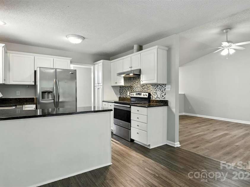 824 17th Avenue Drive, Hickory, NC 28602.  MLS# CAR4279103, YatesRealty ID 29340. 