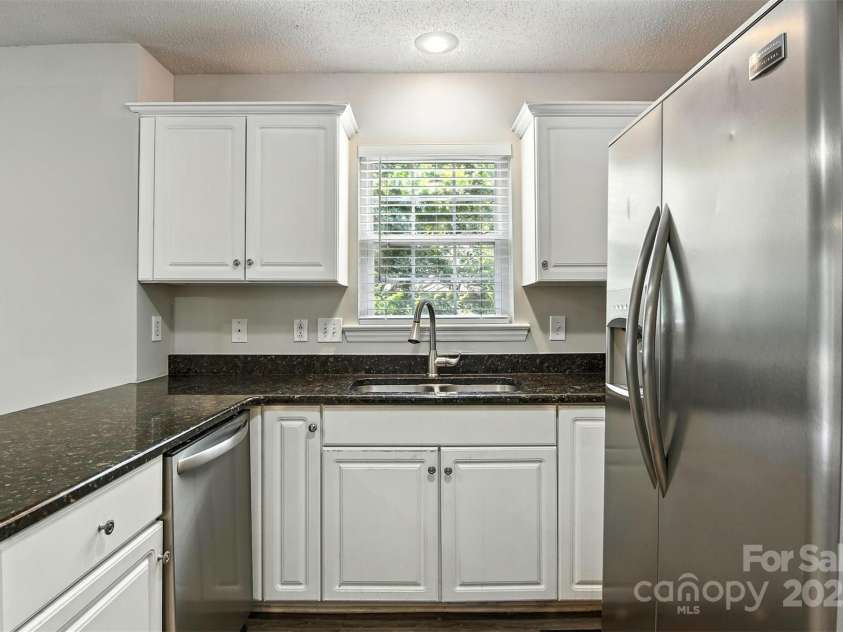 824 17th Avenue Drive, Hickory, NC 28602.  MLS# CAR4279103, YatesRealty ID 29340. 