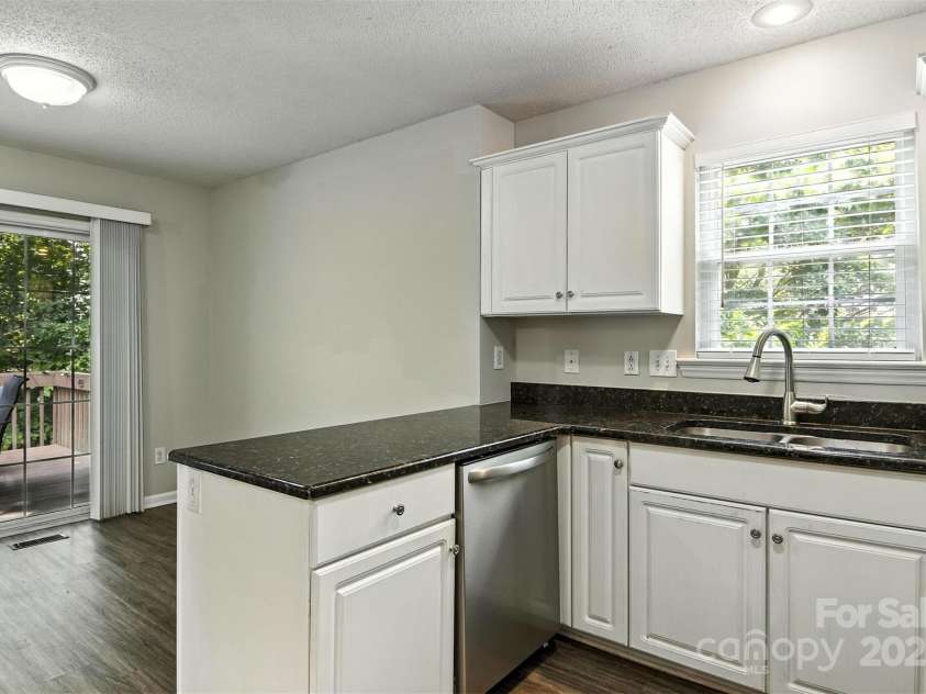 824 17th Avenue Drive, Hickory, NC 28602.  MLS# CAR4279103, YatesRealty ID 29340. 