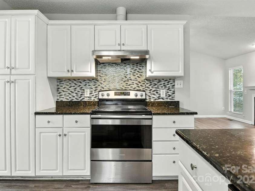 824 17th Avenue Drive, Hickory, NC 28602.  MLS# CAR4279103, YatesRealty ID 29340. 