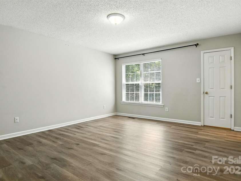 824 17th Avenue Drive, Hickory, NC 28602.  MLS# CAR4279103, YatesRealty ID 29340. 