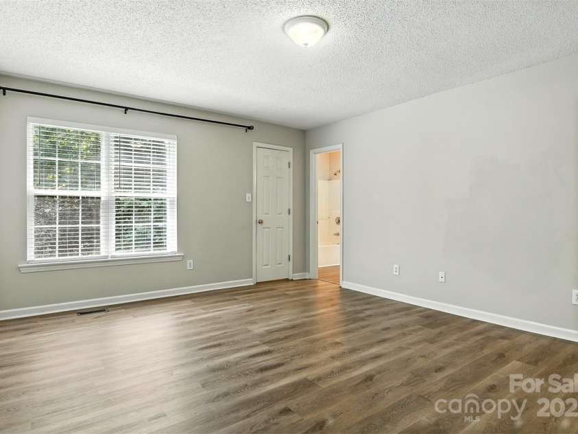 824 17th Avenue Drive, Hickory, NC 28602.  MLS# CAR4279103, YatesRealty ID 29340. 