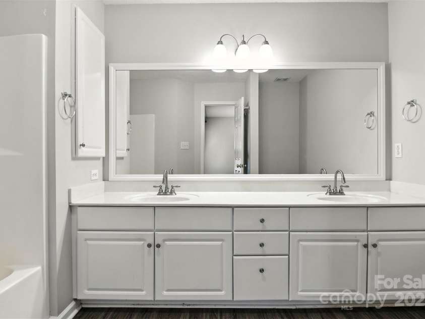 824 17th Avenue Drive, Hickory, NC 28602.  MLS# CAR4279103, YatesRealty ID 29340. 