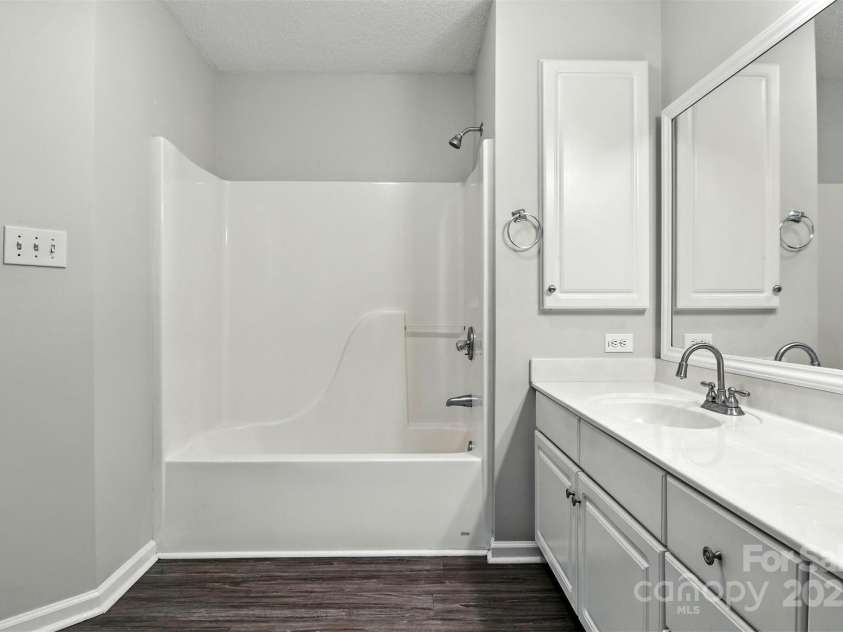 824 17th Avenue Drive, Hickory, NC 28602.  MLS# CAR4279103, YatesRealty ID 29340. 