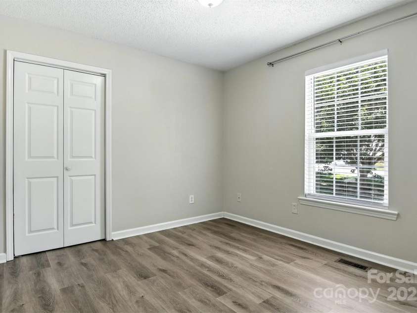 824 17th Avenue Drive, Hickory, NC 28602.  MLS# CAR4279103, YatesRealty ID 29340. 