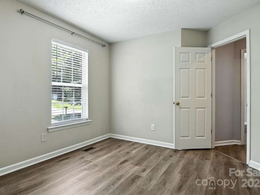 824 17th Avenue Drive, Hickory, NC 28602.  MLS# CAR4279103, YatesRealty ID 29340. 