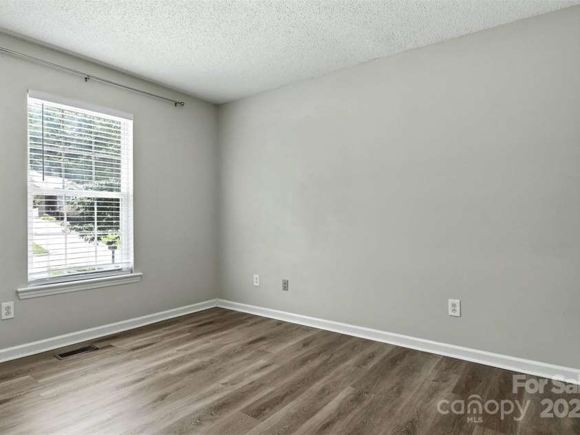 824 17th Avenue Drive, Hickory, NC 28602.  MLS# CAR4279103, YatesRealty ID 29340. 