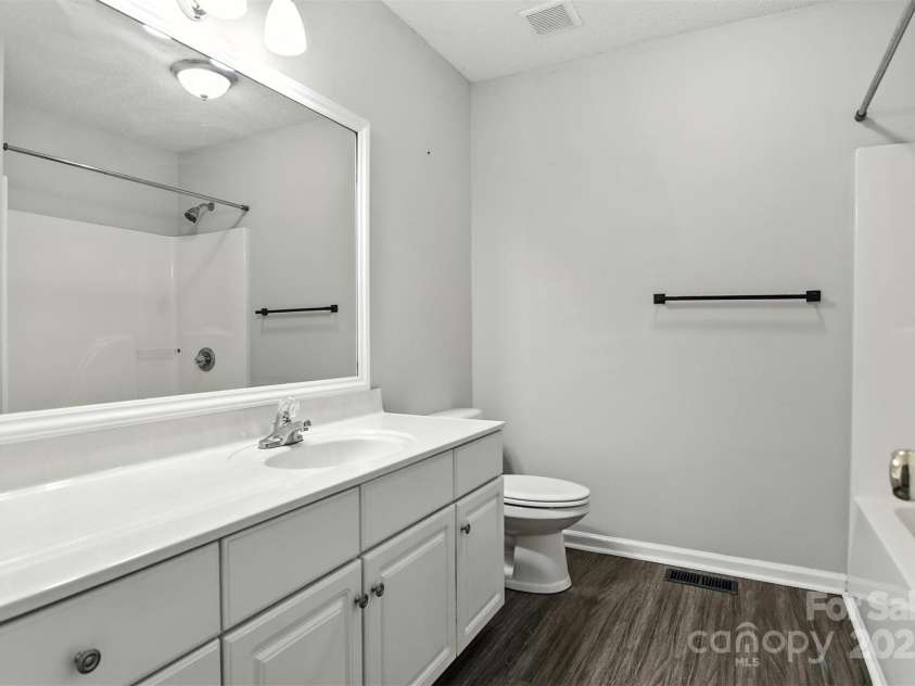 824 17th Avenue Drive, Hickory, NC 28602.  MLS# CAR4279103, YatesRealty ID 29340. 