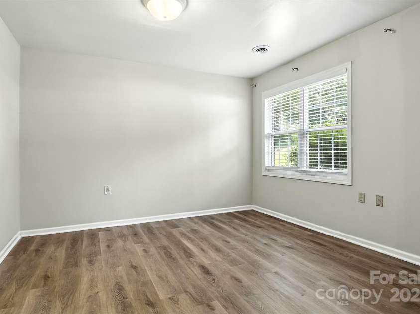 824 17th Avenue Drive, Hickory, NC 28602.  MLS# CAR4279103, YatesRealty ID 29340. 