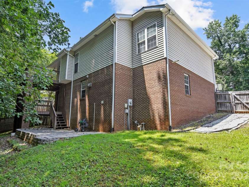 824 17th Avenue Drive, Hickory, NC 28602.  MLS# CAR4279103, YatesRealty ID 29340. 