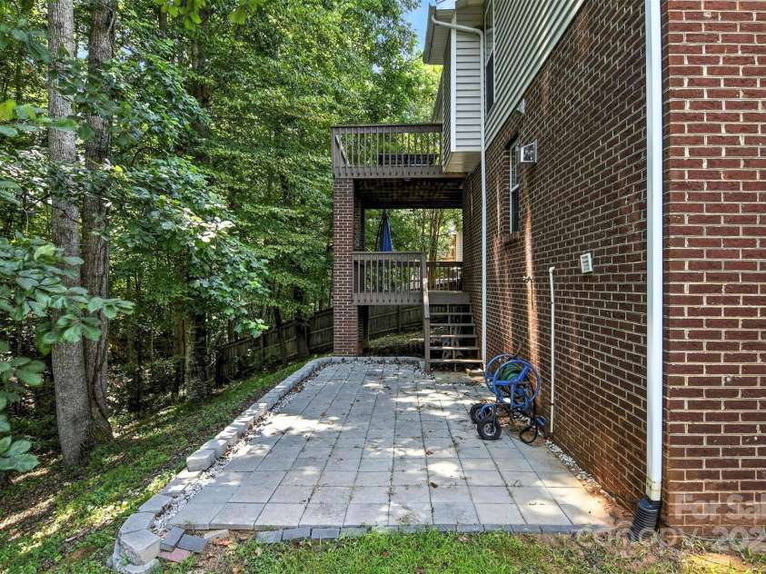 824 17th Avenue Drive, Hickory, NC 28602.  MLS# CAR4279103, YatesRealty ID 29340. 