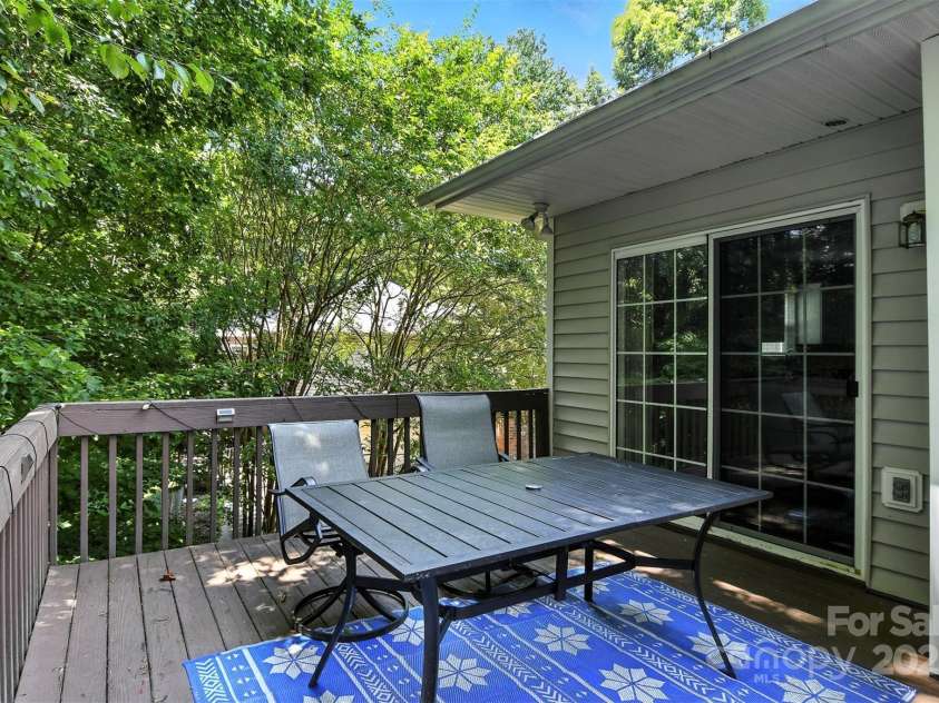 824 17th Avenue Drive, Hickory, NC 28602.  MLS# CAR4279103, YatesRealty ID 29340. 