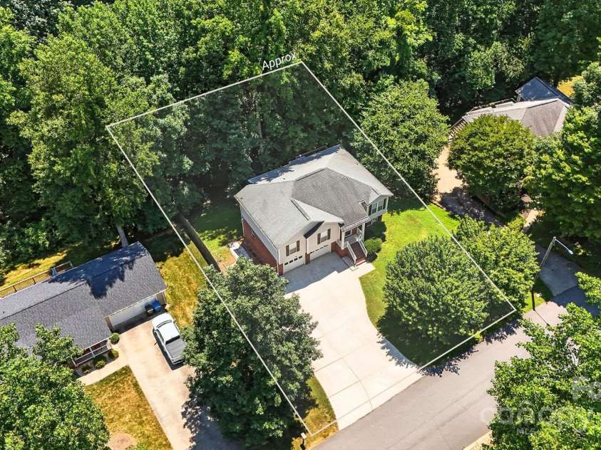 824 17th Avenue Drive, Hickory, NC 28602.  MLS# CAR4279103, YatesRealty ID 29340. 