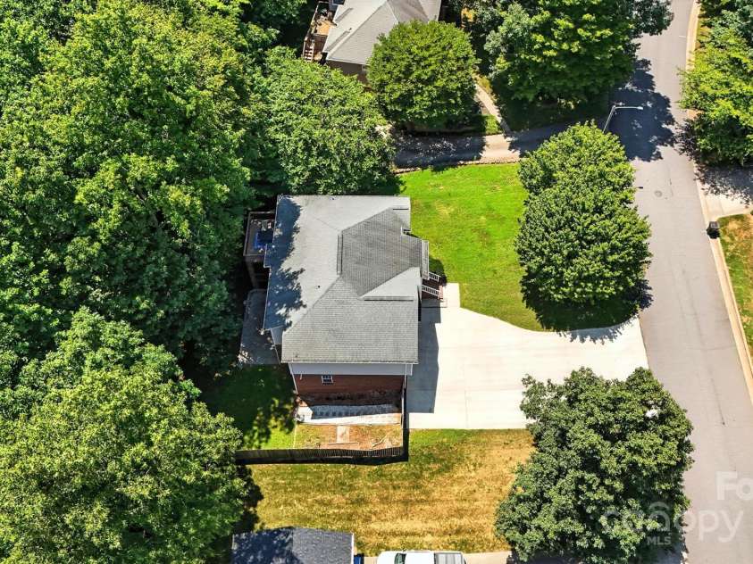 824 17th Avenue Drive, Hickory, NC 28602.  MLS# CAR4279103, YatesRealty ID 29340. 