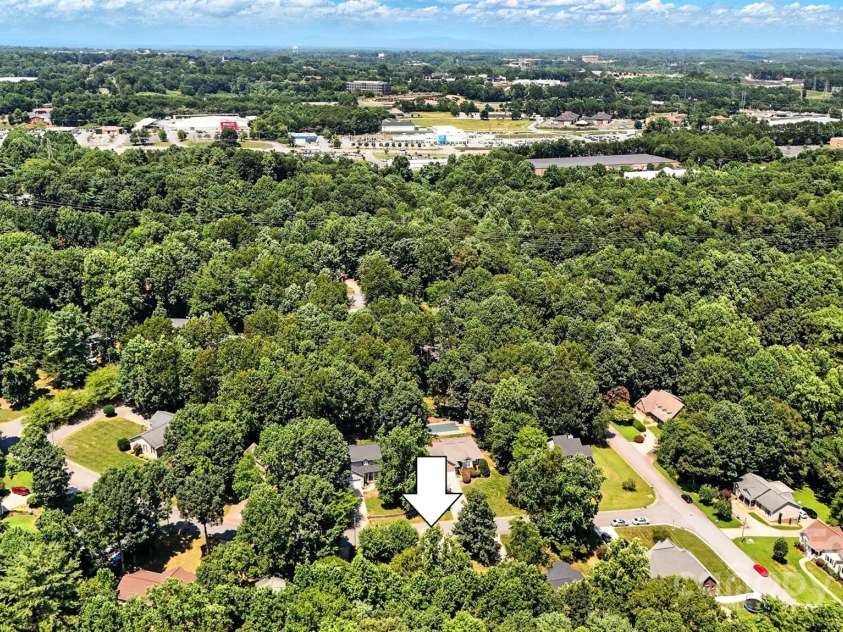 824 17th Avenue Drive, Hickory, NC 28602.  MLS# CAR4279103, YatesRealty ID 29340. 