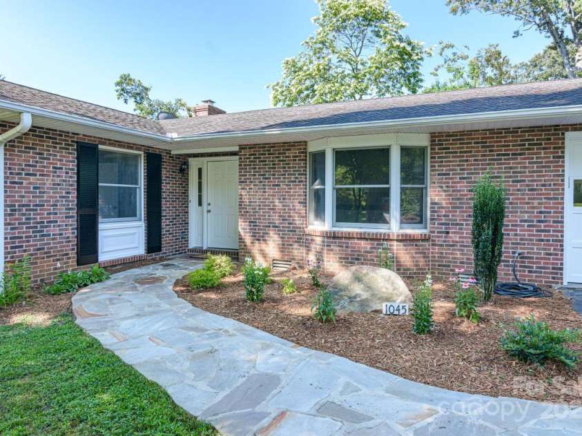 1045 Carousel Lane, Hendersonville, NC 28792.  MLS# CAR4276412, YatesRealty ID 29341. 