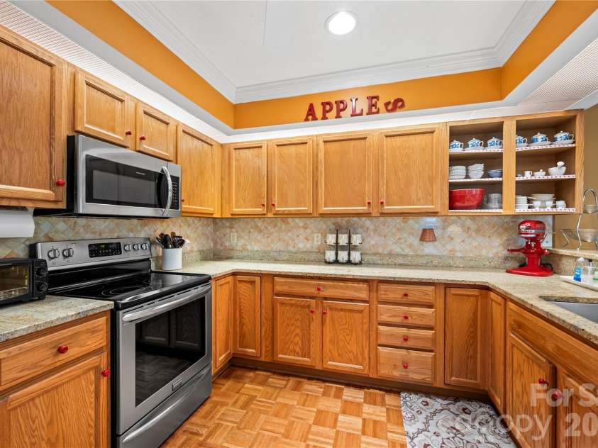 9 Tall Pines Road, Hendersonville, NC 28739.  MLS# CAR4390610, YatesRealty ID 29342. 