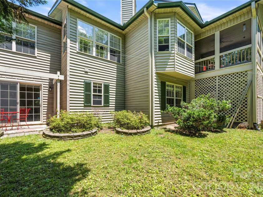 9 Tall Pines Road, Hendersonville, NC 28739.  MLS# CAR4390610, YatesRealty ID 29342. 