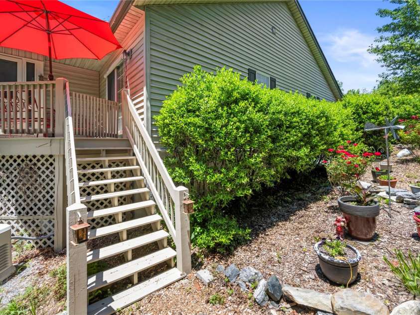 9 Tall Pines Road, Hendersonville, NC 28739.  MLS# CAR4390610, YatesRealty ID 29342. 