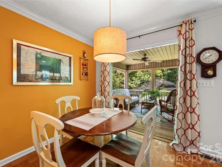 9 Tall Pines Road, Hendersonville, NC 28739.  MLS# CAR4390610, YatesRealty ID 29342. Breakfast Area