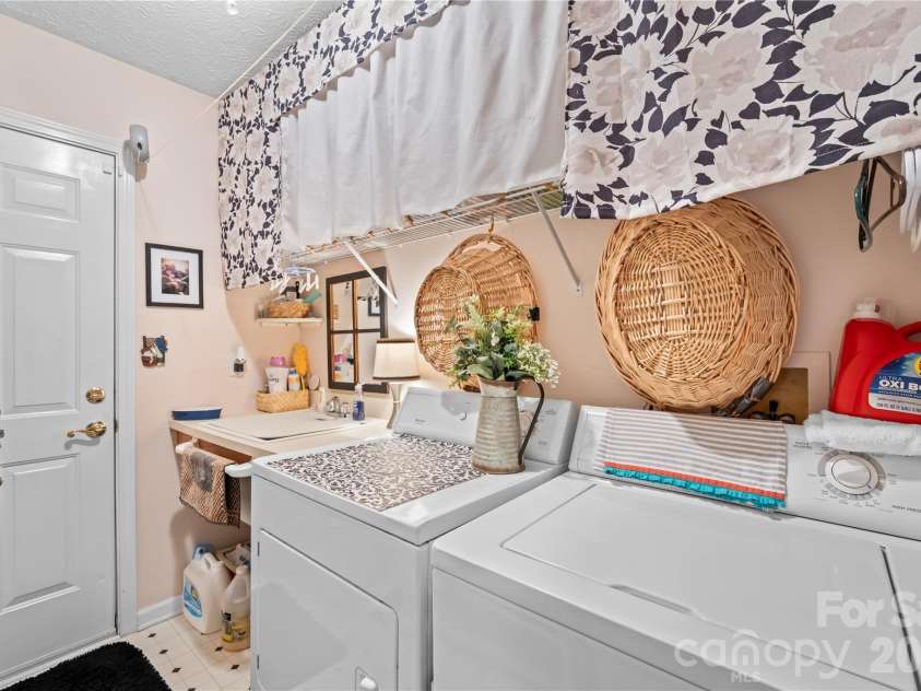 9 Tall Pines Road, Hendersonville, NC 28739.  MLS# CAR4390610, YatesRealty ID 29342. Laundry