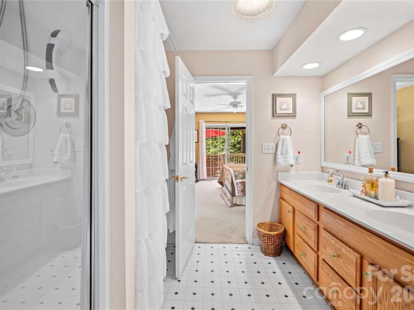 9 Tall Pines Road, Hendersonville, NC 28739.  MLS# CAR4390610, YatesRealty ID 29342. Owner's Bath