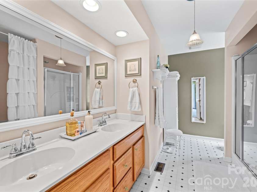 9 Tall Pines Road, Hendersonville, NC 28739.  MLS# CAR4390610, YatesRealty ID 29342. Owner's Bath