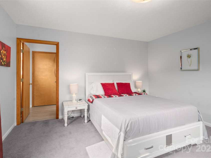 262 Lewis Lane, Maggie Valley, NC 28751.  MLS# CAR4265757, YatesRealty ID 29347. Large primary suite
