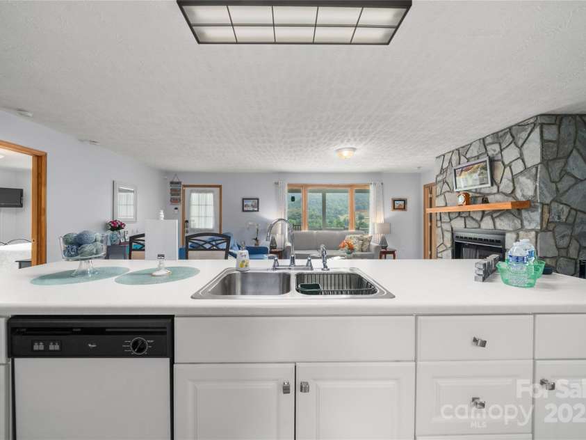 262 Lewis Lane, Maggie Valley, NC 28751.  MLS# CAR4265757, YatesRealty ID 29347. Modern kitchen