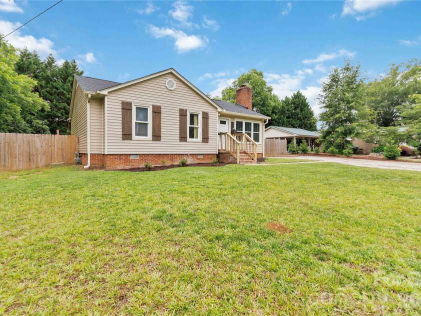 992 Twin Lakes Road, Rock Hill, SC 29732.  MLS# CAR4390210, YatesRealty ID 29349. 